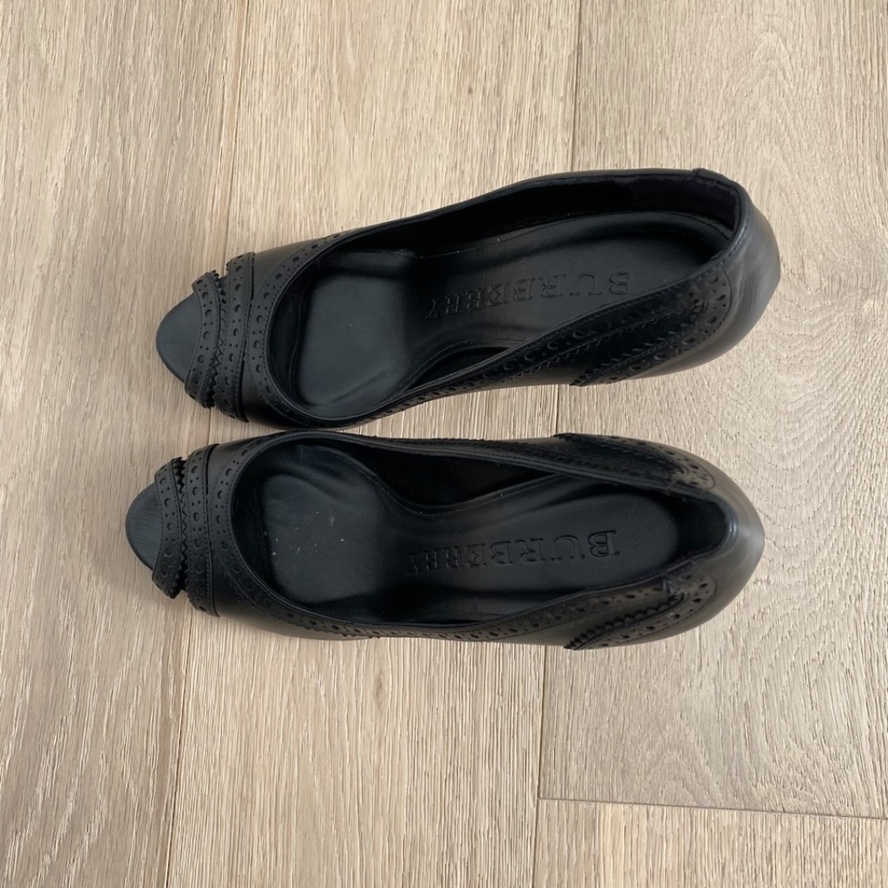 Burberry Black Leather Brogue Peep Toe Pumps - Size 40 EU - Retail $475 - Picture 4 of 8